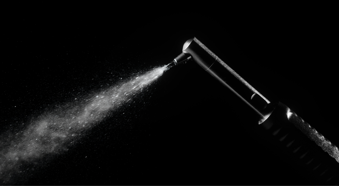 エアーポリッシャーから水と空気を噴出している写真