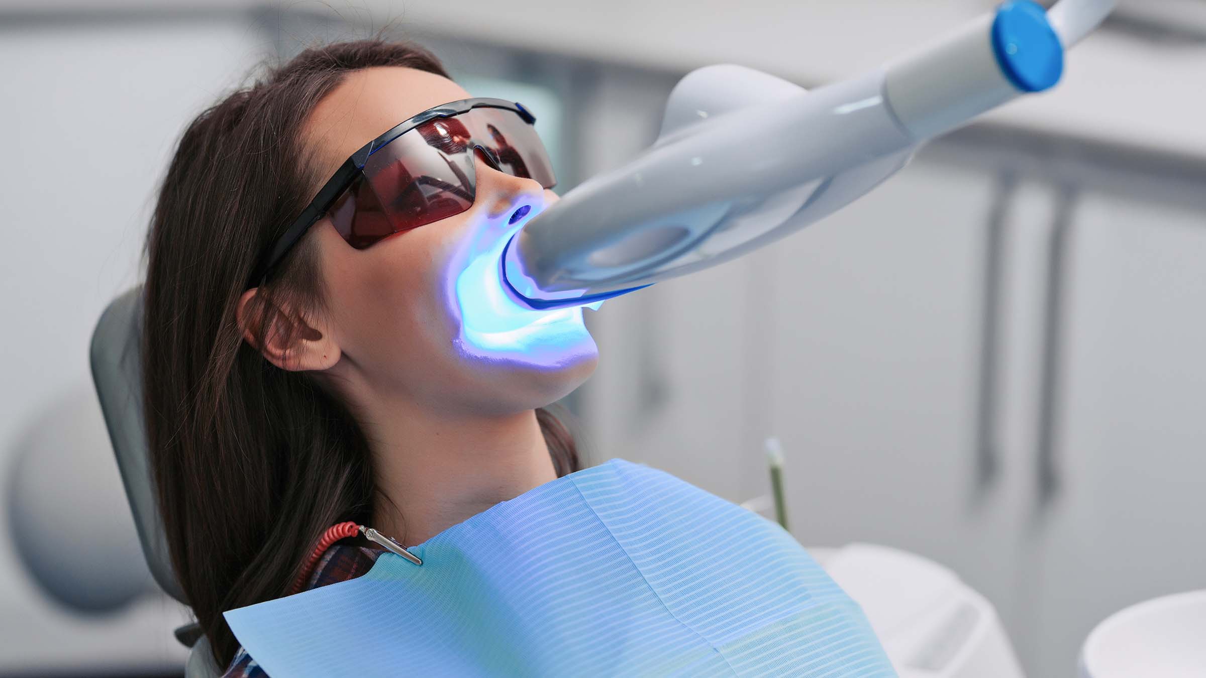 オフィスホワイトニングの施術中の写真