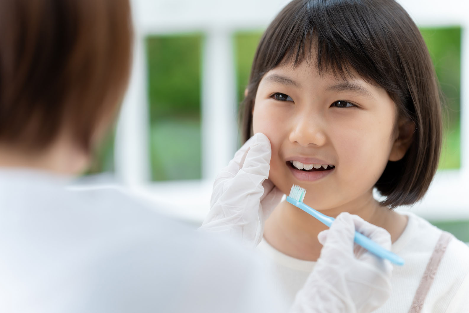 子供が歯磨きしている画像